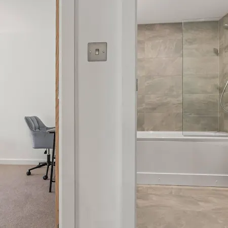 Stylish Flat In - Sleeps 5 דירה *